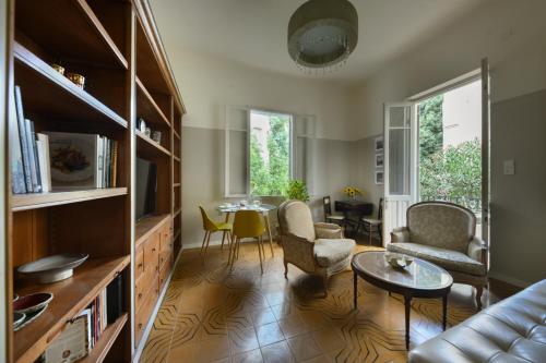 uma sala de estar com um sofá e uma mesa em Homey 2BR Apt w Private Balcony in City Center by Sea N' Rent em Tel Aviv