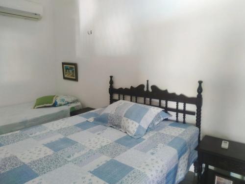 una camera con un letto con una trapunta blu e bianca di Casa de férias a cinco minutos da praia a Conde