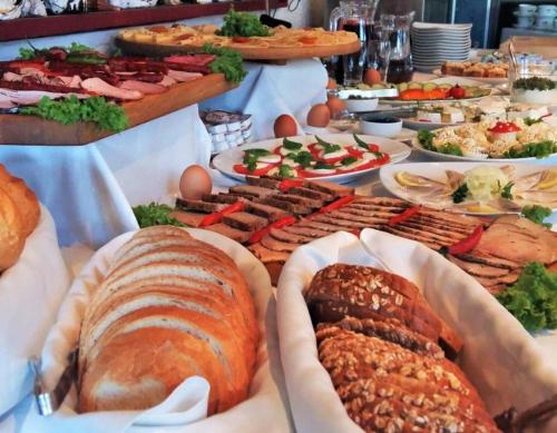 una mesa cubierta con muchos tipos diferentes de comida en Weranda Rooms, en Tychy