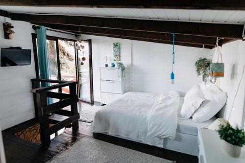 Un dormitorio con una cama y una escalera. en Kulcs a Szívemhez, en Kulcs
