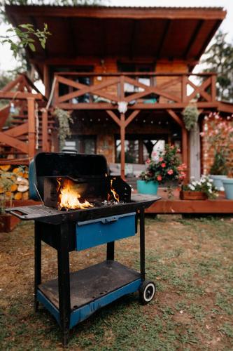 a grill with a fire in it in a yard at Kulcs a Szívemhez in Kulcs