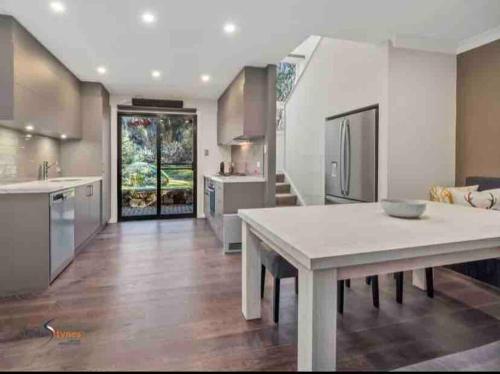 Η κουζίνα ή μικρή κουζίνα στο Stylish Thredbo Alpine Chalet + Garage in Tranquil Setting