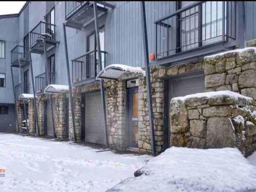 Το Stylish Thredbo Alpine Chalet + Garage in Tranquil Setting τον χειμώνα