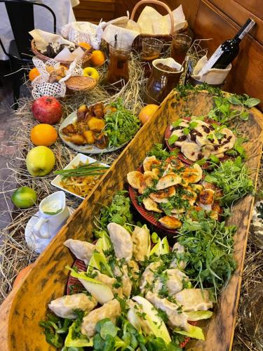 una mesa con muchos platos de comida. en Siedlisko Lubicz Stara Chata Kazimierz Dolny, en Kazimierz Dolny