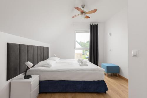 a bedroom with a bed and a ceiling fan at Moje Miejsce Kazimierz in Kazimierz Dolny