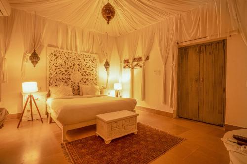 ein Schlafzimmer mit einem Himmelbett in der Unterkunft Casa De Kaku Jaisalmer in Jaisalmer