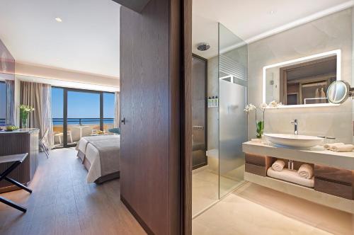 Katil atau katil-katil dalam bilik di Amathus Beach Hotel Limassol