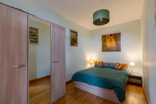 Ένα ή περισσότερα κρεβάτια σε δωμάτιο στο Appartement 2p au Belvédère