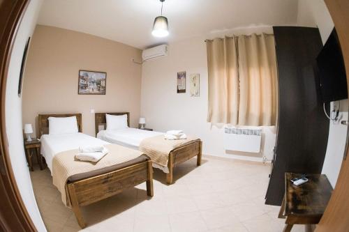 Una cama o camas en una habitación de mirmidones Anesis