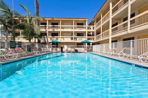 una grande piscina di fronte a un hotel di La Quinta Inn by Wyndham Costa Mesa Orange County a Costa Mesa