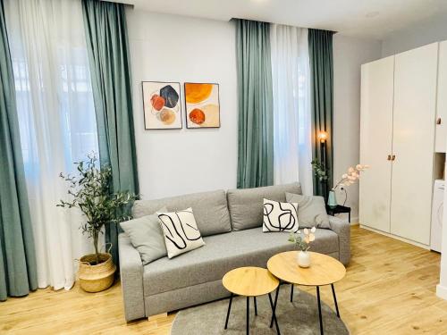 a living room with a couch and a table at Villa Verde in Madrid