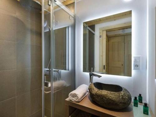 Ένα μπάνιο στο Appartement luxe 130m² avec sauna et jacuzzi, 3 chambres, La Tania - FR-1-513-41
