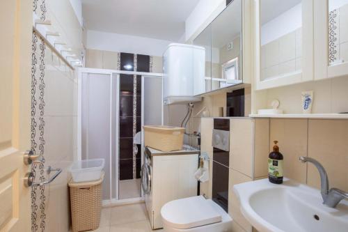 un piccolo bagno con lavandino e servizi igienici di Peaceful Home Surrounded by Nature in Kas a Gelemiş