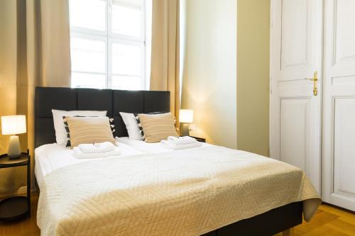 Postel nebo postele na pokoji v ubytování Glamorous Apartment in heart of Old Town