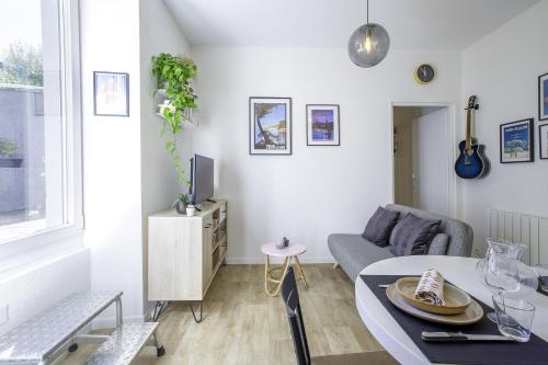 un salon avec une table et un canapé dans l'établissement Superbe F1 avec terrasse et parking privé, à Évian-les-Bains