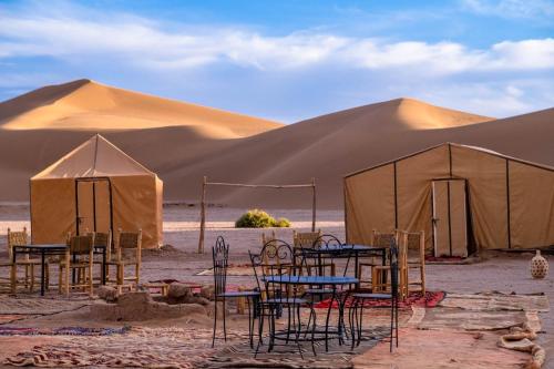 Foum ZguidにあるBivouac Dune Irikiの砂漠の一群のテーブル