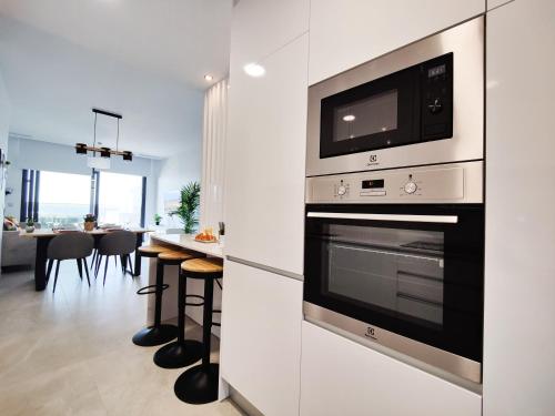 SUNSET CLIFFS sea view apartmentsにあるキッチンまたは簡易キッチン
