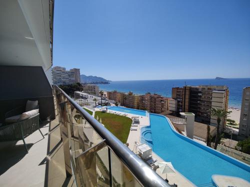 balcone con piscina e oceano di SUNSET CLIFFS sea view apartments a Benidorm