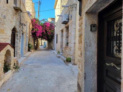 Galería fotográfica de Traditional medieval Holiday House In Kalamoti en Kalamoti