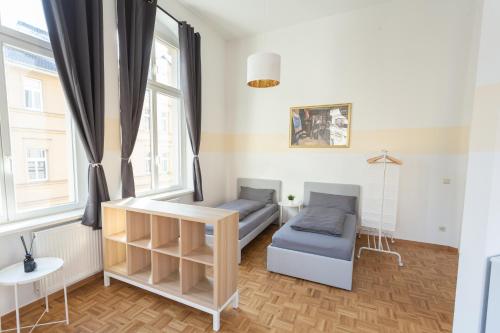 Kleines Zimmer mit einem Bett und einem Schreibtisch. in der Unterkunft FULL HOUSE Premium Apartments - Halle Paulusviertel in Halle an der Saale