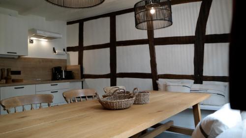 eine Küche mit einem Holztisch mit Körben drauf in der Unterkunft Holiday House BURGBLICK1 with terrace - VOSPROPERTIES in Monschau