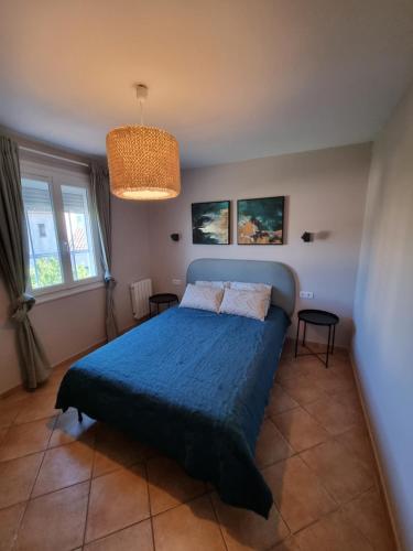 une chambre avec un lit bleu et deux fenêtres dans l'établissement Villa avec Piscine, sans vis-à-vis, plage à 13mn à pieds, à La Seyne-sur-Mer