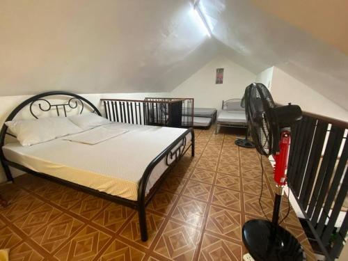 1 dormitorio con cama y telescopio en Buddy's Escape - Tagaytay, en Upli