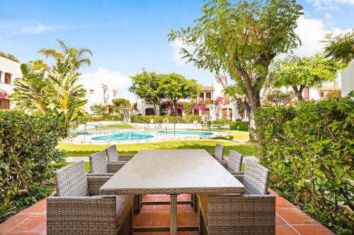 Estepona - Playa - Villa de 3 dormitorios con acceso directo a la piscina y al lado del mar Si7
