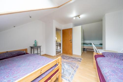 1 dormitorio con 2 camas en una habitación en Private House, en Hannover