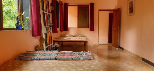Una cama o camas en una habitación de Bageecha B&B- Vaayu