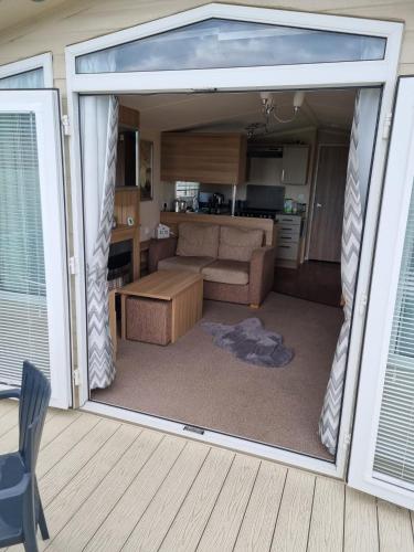 uma sala de estar com uma grande porta de vidro deslizante em Beautiful 3 bed holiday home em Port Seton