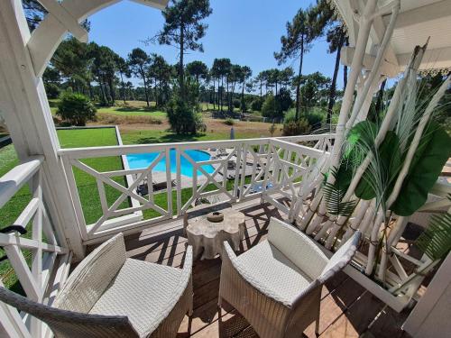 - une terrasse couverte avec des chaises, une table et une piscine dans l'établissement Villa BORA BORA, à Gujan-Mestras