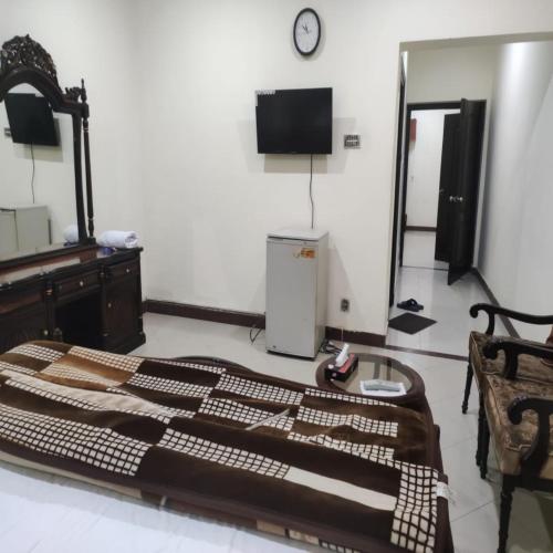 a bedroom with a large bed and a mirror at Hotel Shelton Palace in Multan
