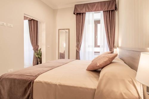 羅馬的住宿－DANY GUEST HOUSE，一间卧室设有一张大床和大窗户