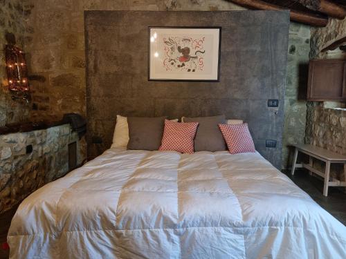 um quarto com uma cama grande e almofadas cor-de-rosa em Casa Cipampini em Petralia Soprana