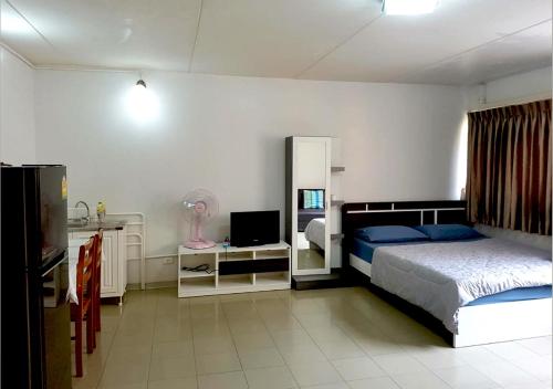 een slaapkamer met een bed en een tv. bij ห้องใหญ่-ห้องพักรายวัน เมืองทองธานี เรือนศรีตรัง in Nonthaburi