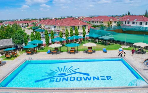 een uitzicht over het zwembad van een resort bij Cheerful 4-bedroom with pool in Athi River