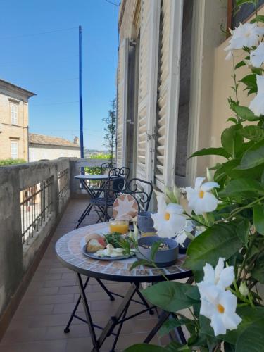 una mesa con un plato de comida en el balcón en Ballerina Bianca bed & breakfast en Grottazzolina