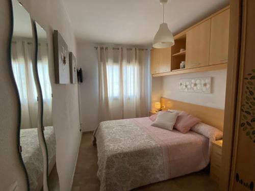 een slaapkamer met een bed met roze kussens erop bij Platea de Sevilla in Sevilla