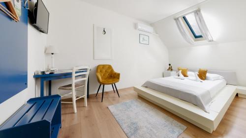 HERMITAGE by Elenis في سفنتو جيورجي: غرفة نوم بيضاء مع سرير ومكتب