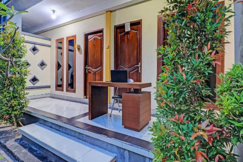 an office with a desk in front of a house at OYO 91738 Ciung Wanara Guest House in Denpasar