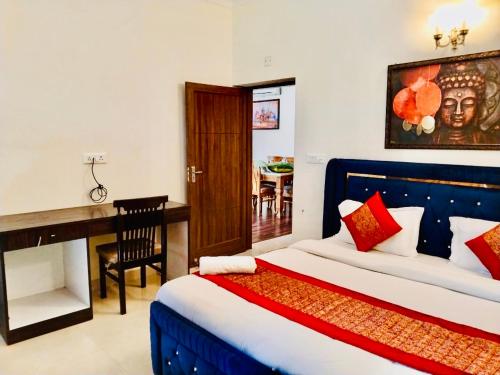 una camera d'albergo con letto, scrivania di Fortune Home Service Apartment 2Bhk,E28 Saket 2A a Nuova Delhi