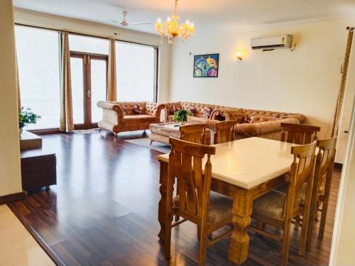 uma sala de estar com um sofá e uma mesa em Fortune Home Service Apartment 2Bhk,E28 Saket 2A em Nova Deli