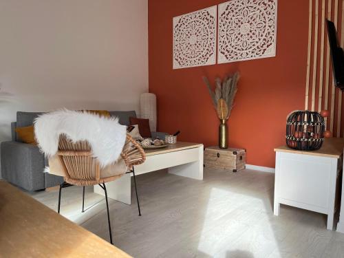 un salon avec un canapé et une table dans l'établissement - NEW - La TerraCalm - WiFi / Netflix, à Cherbourg en Cotentin