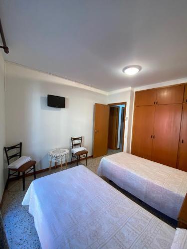 a hotel room with two beds and a tv at Apartaments Sant Antoni in Ribes de Freser