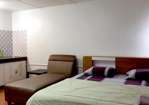 En eller flere senge i et værelse på ห้องพักรายวัน เมืองทองธานี เรือนศรีตรัง