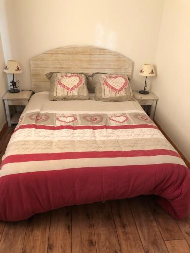 ein Schlafzimmer mit einem großen Bett mit zwei Tischen in der Unterkunft Chalet cosy Duplex 6 personnes in Saint-Sorlin-dʼArves