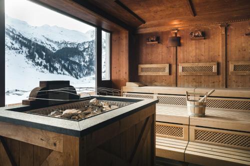 eine Küche mit einer Badewanne und Bergblick in der Unterkunft Hotel Klausnerhof in Tux