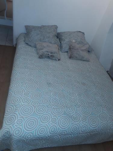 - un lit avec une couverture bleue et des oreillers dans l'établissement Republique, à Marseille