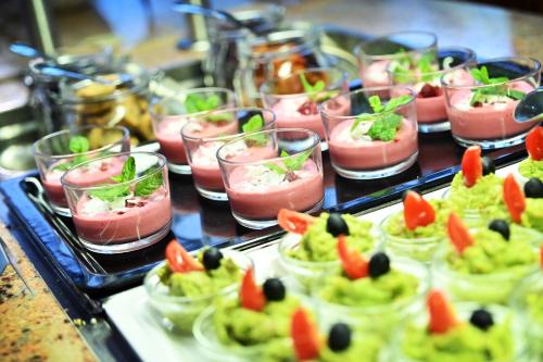 un montón de aperitivos en tazas en un buffet en Hotel Eger & Park en Eger